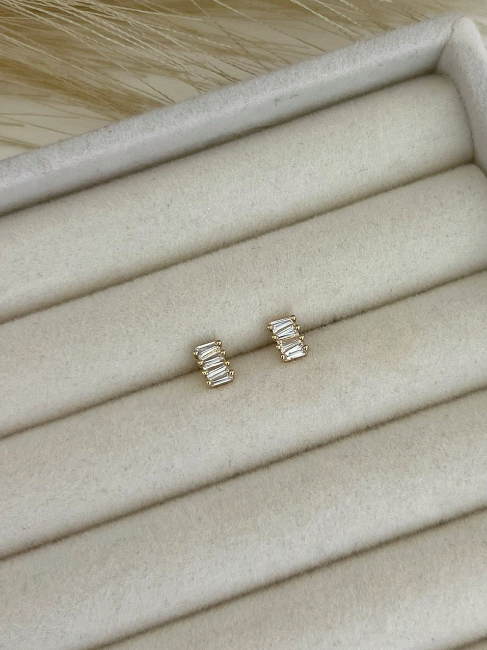 Essence Mini Studs